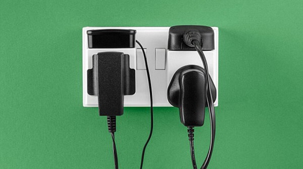 Nhiều người có thói quen không rút bộ sạc ra