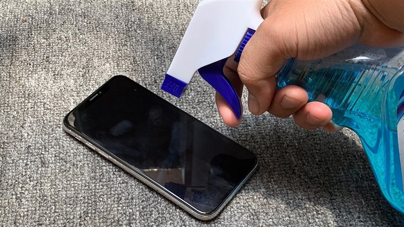 Màn hình điện thoại tiếp xúc chất lỏng