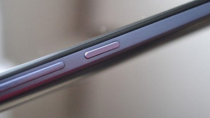 Nhấn nút nguồn để mở màn hình điện thoại