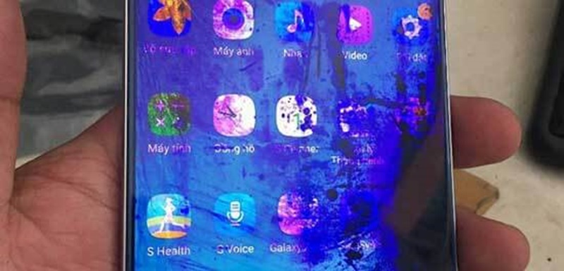 Màn hình điện thoại Samsung Galaxy J7 Pro bị chảy mực
