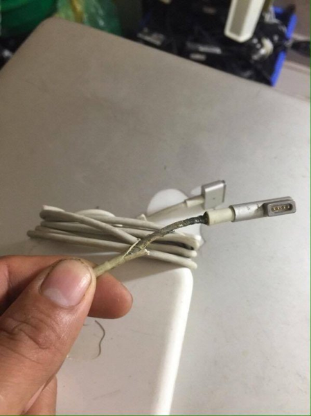 Dây sạc bị bong, tróc hở điện