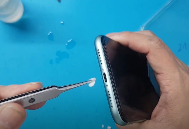 Vệ sinh cổng kết nối tai nghe trên điện thoại iPhone