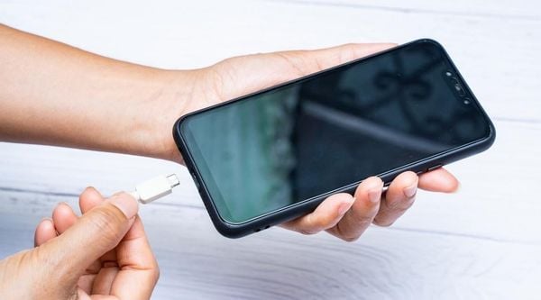 Vì sao điện thoại Xiaomi Poco M3 không lên nguồn?