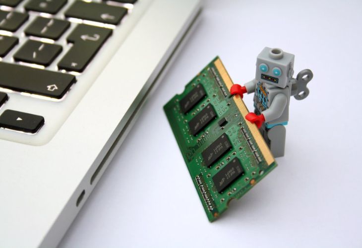 RAM laptop và RAM PC hoạt động theo cùng một nguyên tắc là lưu trữ dữ liệu tạm thời