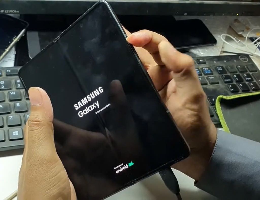 samsung-z-fold3-bi-soc-man-hinh