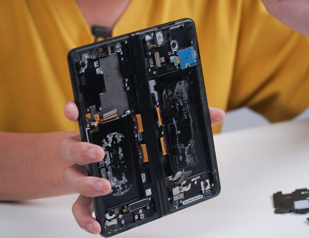 samsung-z-fold3-bi-soc-man-hinh