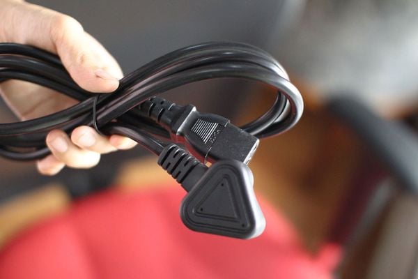 Kiểm tra thay dây nguồn điện