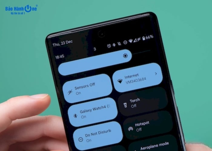 Vào "Sensors" trong tùy chọn