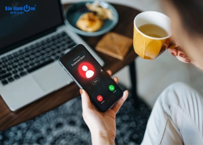 Không tắt cảm biến tiệm cận trong cuộc thoại