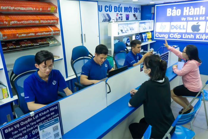 Khách hàng xem trực tiếp quy trình thay màn hình