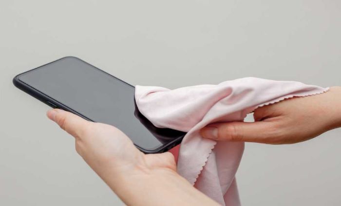 Vệ sinh màn hình Samsung Galaxy M10/M10s thường xuyên