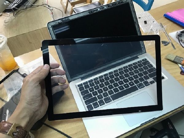 Lớp mặt kính bên ngoài của Macbook Pro M2