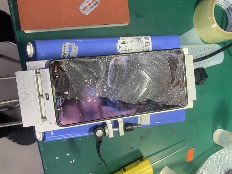 Thay kính điện thoại chính hãng tại Bảo Hành One