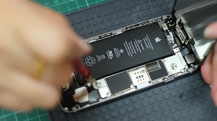 Thay pin điện thoại iPhone 11 tại cửa hàng uy tín