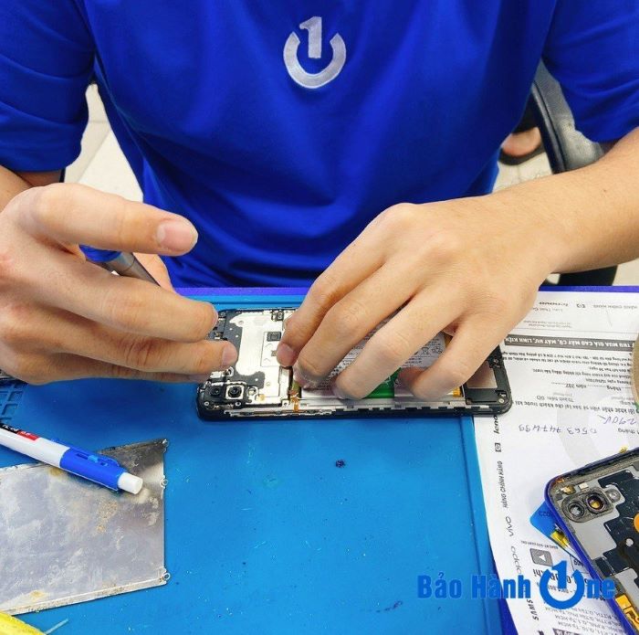 Kỹ thuật viên Bảo Hành One thay pin Oppo Reno8 5G