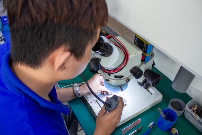 thay cáp sạc iphone 14