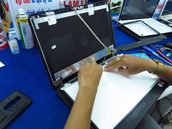 Nguyên nhân khiến màn hình Macbook Pro A1708 2016-2017 bị lỗi