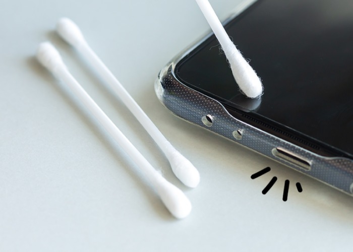 Cần làm sạch cổng sạc bằng tăm bông