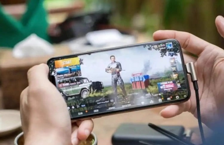 Thói quen vừa sạc vừa sử dụng điện thoại