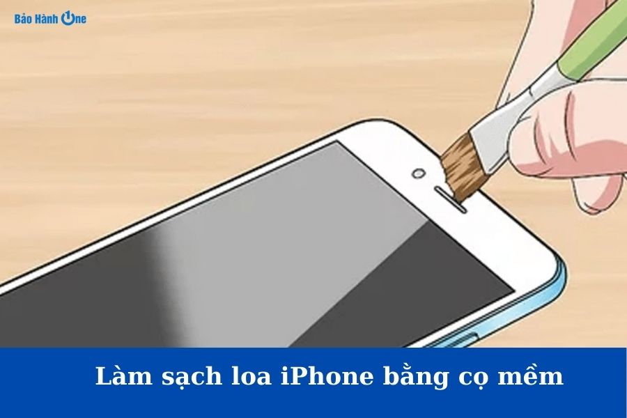 Thực hiện làm sạch loa iPhone bằng cọ