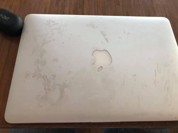 Trầy xước và phai màu trên Macbook