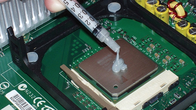 Thêm keo tản nhiệt