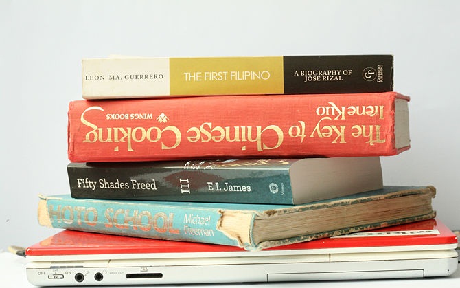 Vật nặng đè lên màn hình laptop