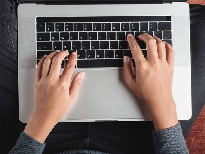 Trên bề mặt bàn phím có nhiều vi khuẩn có hại