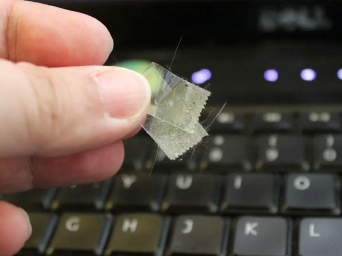 Dùng băng keo loại bỏ bụi bẩn trên bề mặt bàn phím