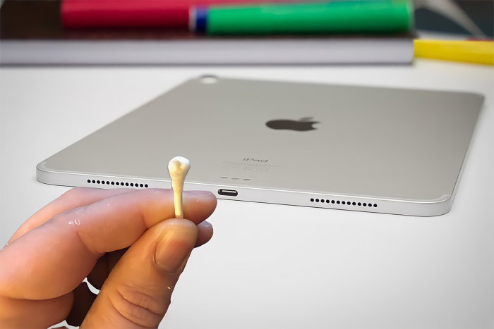 Vệ sinh loa iPad