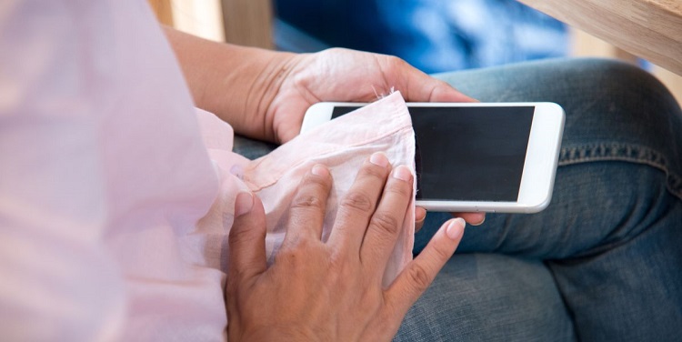 Vệ sinh màn hình điện thoại