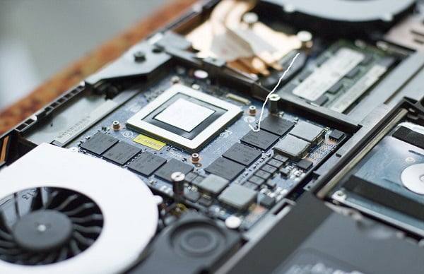 Vi mạch của máy tính bị thấm nước khiến máy