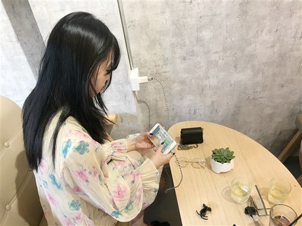 Việc vừa sạc vừa dùng điện thoại diễn ra phổ