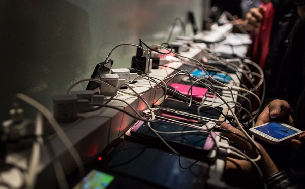 Vừa dùng điện thoại vừa sạc có thể gây cháy