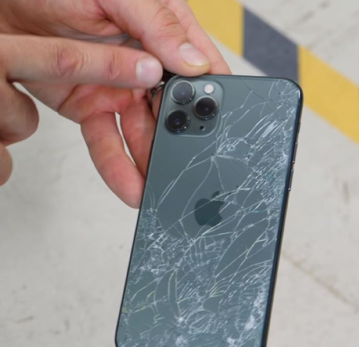 Vụn kính gây nguy hiểm cho người dùng