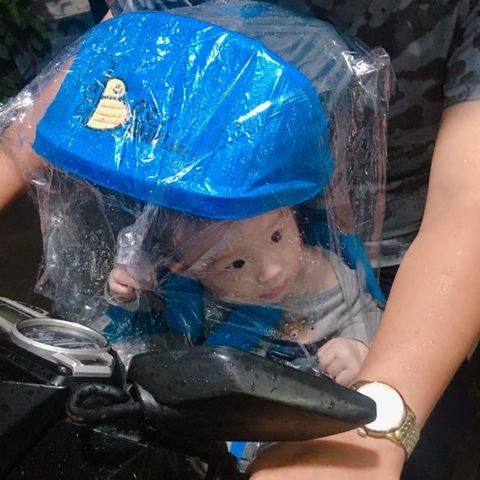 Ghế ngồi xe máy gấp gọn kết hợp áo mưa cho bé