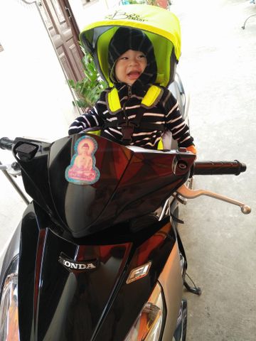 Mẹ cần lưu ý gì khi chở bé bằng xe máy trong mùa đông?