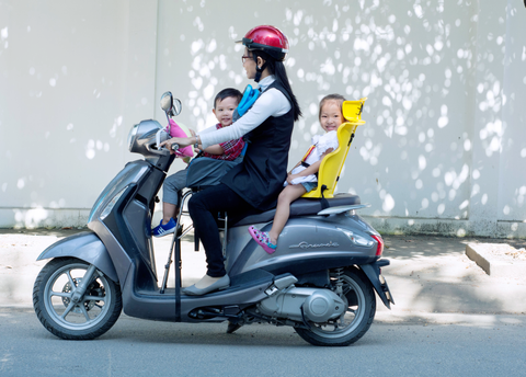 Ngày nào cũng chở con bằng xe máy nhưng mẹ đã biết bảo vệ trẻ đúng cách?