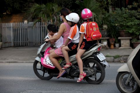 Mách bố mẹ cách chở bé bằng xe máy an toàn nhất