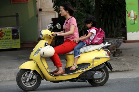 Rùng mình cách mẹ Việt đèo con nhỏ bằng xe máy