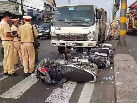 Hiện trường vụ xe tải tông hàng loạt xe máy dừng đèn đỏ giữa giao lộ Sài Gòn khiến nhiều người hoảng sợ