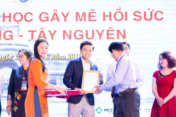 Đại diện Vietmedical vinh dự nhận Chứng nhận Nhà tài trợ Vàng của “Hội nghị Gây mê Hồi sức Miền Trung - Tây Nguyên năm 2019”