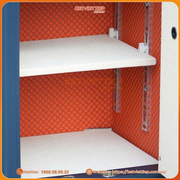 Ngăn trong két sắt Việt Tiệp SC76 bọc da cao cấp màu kem, vách lót da cam caro sang trọng, vách ngăn kính cường lực có thể điều chỉnh