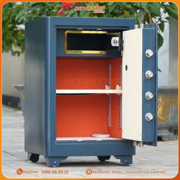 Nội thất bên trong két sắt Việt Tiệp SC76 – chia ngăn rộng rãi, bọc da cao cấp màu cam, có hầm bí mật phía dưới và ngăn kéo phụ có khóa riên