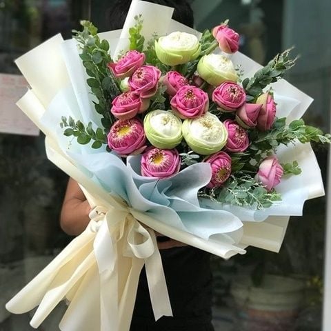 Bó hoa sen mang trong mình ý nghĩa tinh túy của sự sạch sẽ và tinh khiết. Hãy chiêm ngưỡng những bức ảnh bó hoa sen đẹp tuyệt vời trong ngày sinh nhật của người thân bạn.