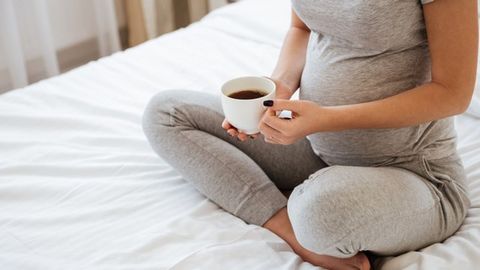 Bầu 4 tháng có được uống cà phê không?