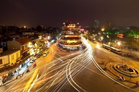 Chiếu sáng đô thị: Nhìn từ góc độ kinh tế và phát triển – Vai trò của chiếu sáng quảng cáo và trang trí trong phát triển kinh tế và du lịch