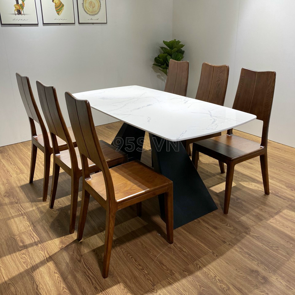 Bộ bàn ăn 6 ghế chân sắt gỗ Tần Bì với kiểu dáng hiện đại và sang trọng sẽ làm cho không gian bếp của bạn trở nên tinh tế hơn. Bộ sản phẩm được thiết kế tối giản nhưng không kém phần ấn tượng, đồng thời được sản xuất từ chất liệu cao cấp, mang đến sự bền vững và ổn định khi sử dụng lâu dài.