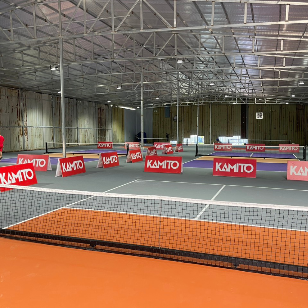 SO SÁNH SỰ KHÁC BIỆT GIỮA PICKLEBALL TRONG NHÀ VÀ NGOÀI TRỜI