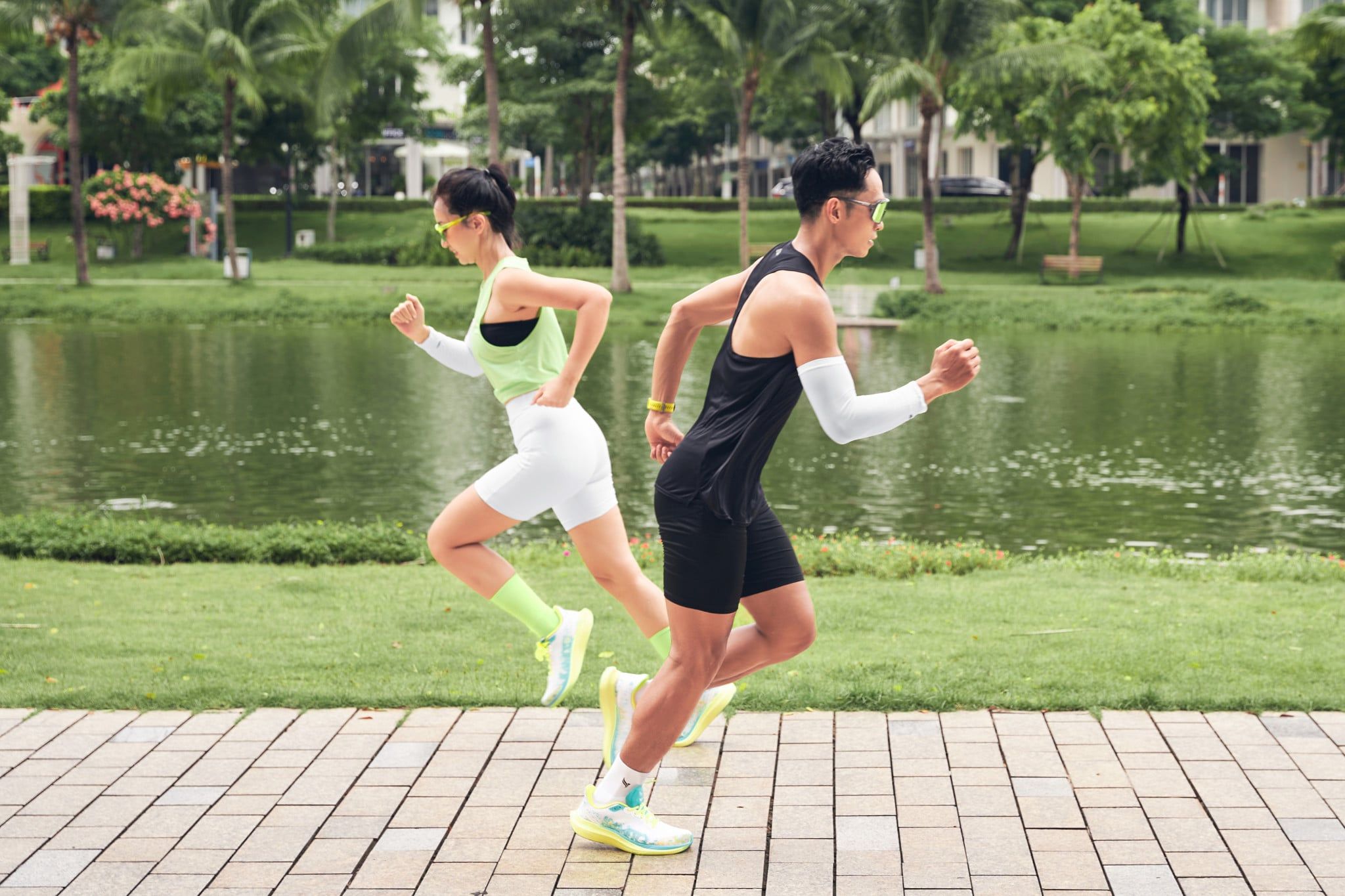 Phân biệt chân bè và chân thon khi chọn giày chạy bộ